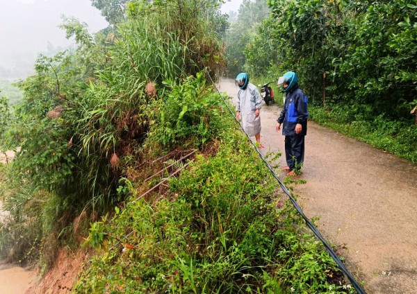 Cận cảnh bão số 10 gây sạt lở nghiêm trọng nhiều nơi ở vùng núi Đà Nẵng Cận cảnh bão số 10 gây sạt lở nghiêm trọng nhiều nơi ở vùng núi Đà Nẵng