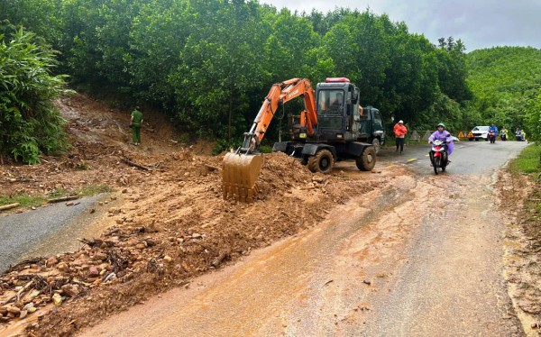 Cận cảnh bão số 10 gây sạt lở nghiêm trọng nhiều nơi ở vùng núi Đà Nẵng Cận cảnh bão số 10 gây sạt lở nghiêm trọng nhiều nơi ở vùng núi Đà Nẵng