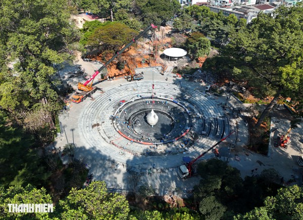 Cận cảnh biểu trưng hình giọt nước tại công viên số 1 Lý Thái Tổ