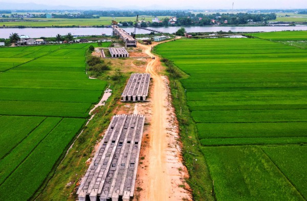 Cận cảnh cầu 220 tỉ đồng bắc qua sông Trường Giang 'treo' gần thập niên