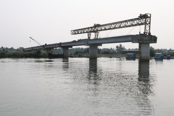 Cận cảnh cầu 220 tỉ đồng bắc qua sông Trường Giang 'treo' gần thập niên