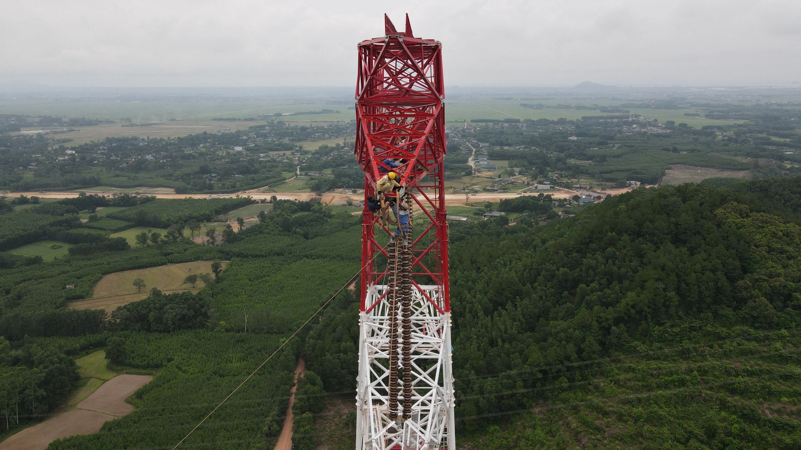 Cận cảnh công trường xây dựng đường dây 500 kV mạch 3 qua Hà Tĩnh