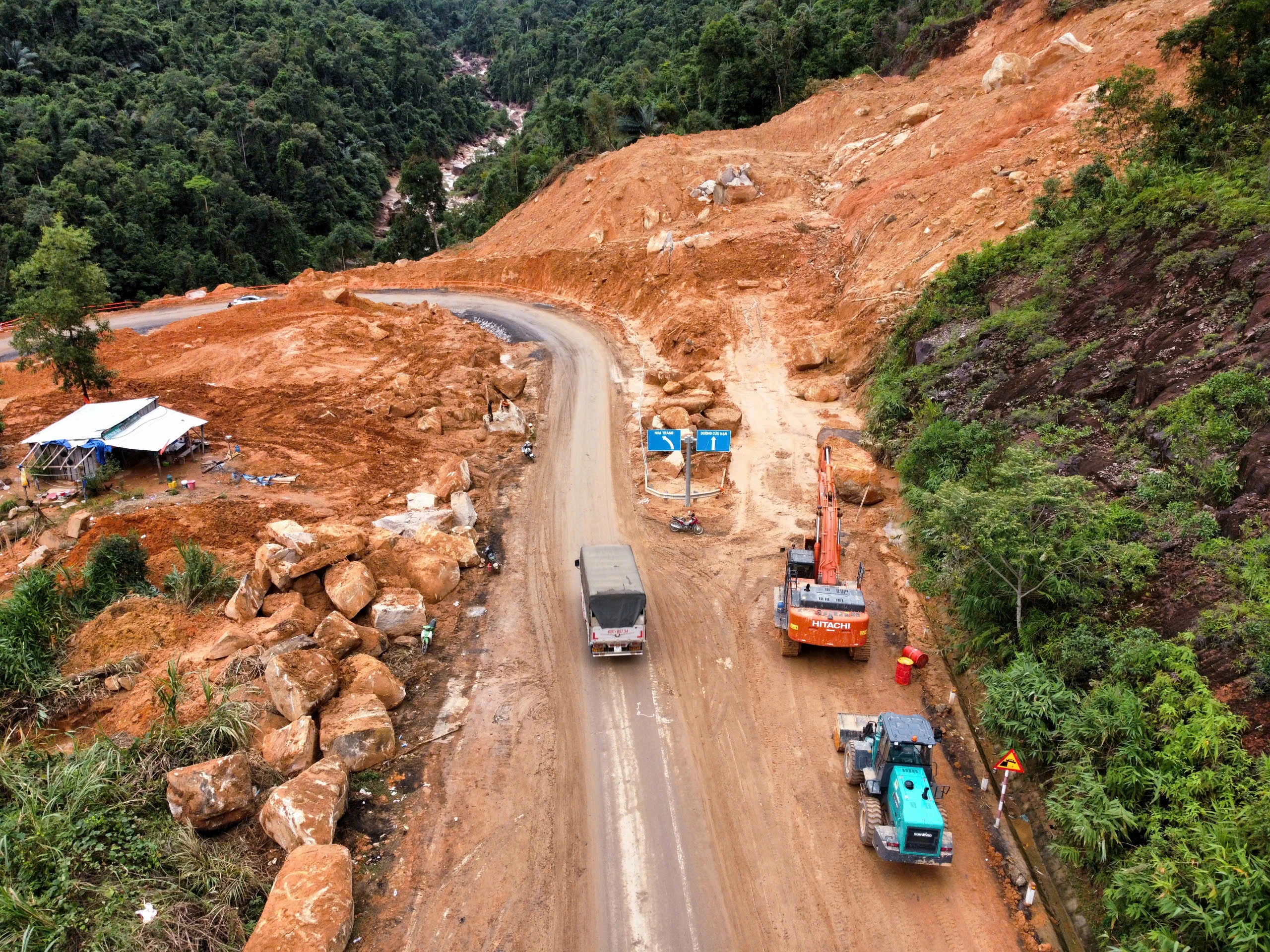 Cận cảnh đèo Khánh Lê ngày thông xe toàn bộ 2 làn