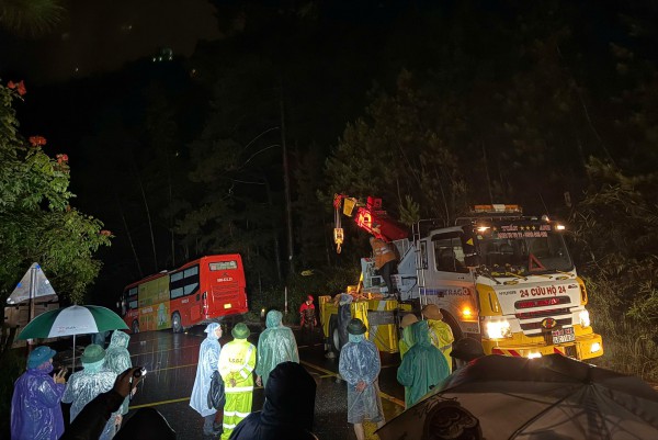 Cận cảnh đèo Mimosa bị xé toạc, đường vào Đà Lạt thêm ách tắc