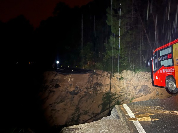 Cận cảnh đèo Mimosa bị xé toạc, đường vào Đà Lạt thêm ách tắc
