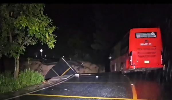 Cận cảnh đèo Mimosa bị xé toạc, đường vào Đà Lạt thêm ách tắc