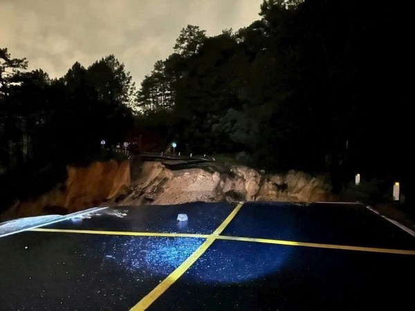 Cận cảnh đèo Mimosa bị xé toạc, đường vào Đà Lạt thêm ách tắc