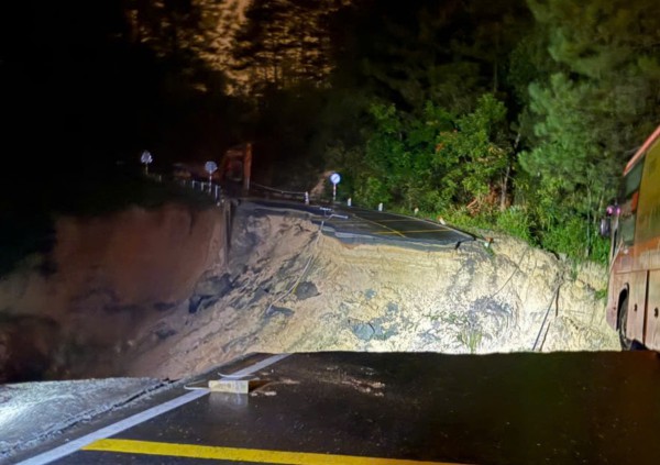 Cận cảnh đèo Mimosa bị xé toạc, đường vào Đà Lạt thêm ách tắc