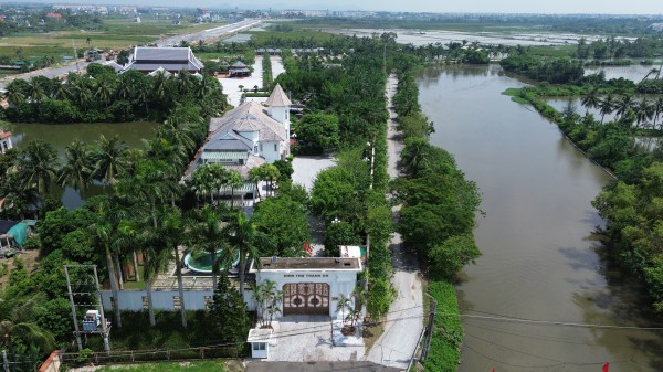 Cận cảnh dinh thự 'khủng' của 'bầu' Đoan Cận cảnh dinh thự 'khủng' của 'bầu' Đoan