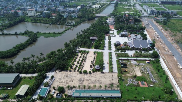 Cận cảnh dinh thự 'khủng' của 'bầu' Đoan Cận cảnh dinh thự 'khủng' của 'bầu' Đoan