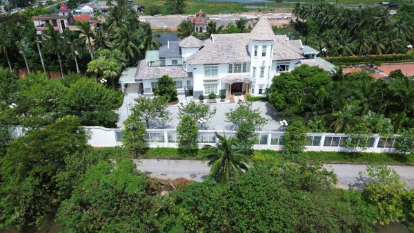 Cận cảnh dinh thự 'khủng' của 'bầu' Đoan Cận cảnh dinh thự 'khủng' của 'bầu' Đoan