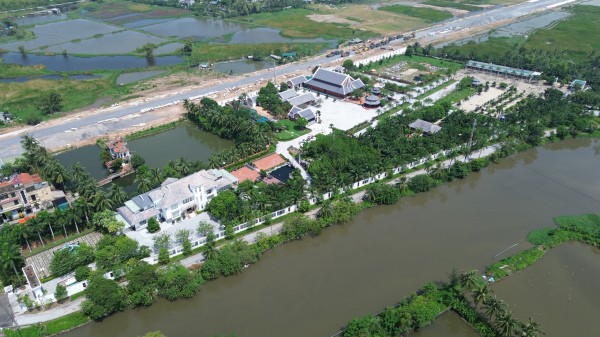 Cận cảnh dinh thự 'khủng' của 'bầu' Đoan Cận cảnh dinh thự 'khủng' của 'bầu' Đoan