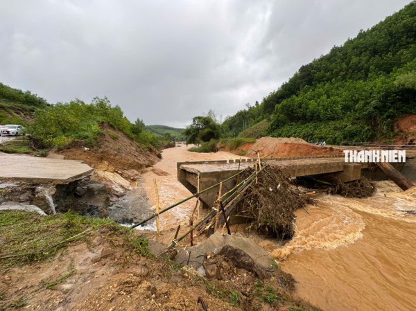 Cận cảnh hiện trường lũ cuốn sập cầu Nước Bao ở Quảng Ngãi Cận cảnh hiện trường lũ cuốn sập cầu Nước Bao ở Quảng Ngãi