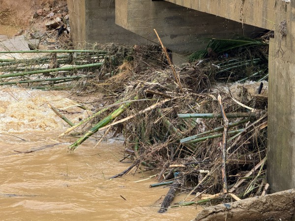 Cận cảnh hiện trường lũ cuốn sập cầu Nước Bao ở Quảng Ngãi Cận cảnh hiện trường lũ cuốn sập cầu Nước Bao ở Quảng Ngãi