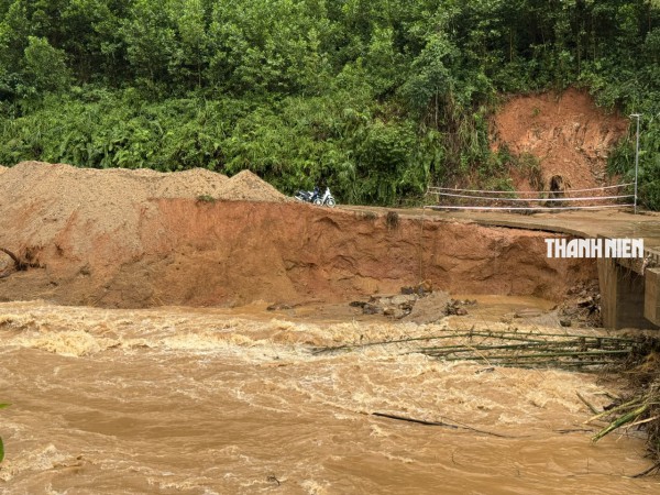 Cận cảnh hiện trường lũ cuốn sập cầu Nước Bao ở Quảng Ngãi Cận cảnh hiện trường lũ cuốn sập cầu Nước Bao ở Quảng Ngãi