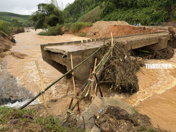 Cận cảnh hiện trường lũ cuốn sập cầu Nước Bao ở Quảng Ngãi Cận cảnh hiện trường lũ cuốn sập cầu Nước Bao ở Quảng Ngãi