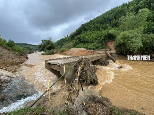 Cận cảnh hiện trường lũ cuốn sập cầu Nước Bao ở Quảng Ngãi Cận cảnh hiện trường lũ cuốn sập cầu Nước Bao ở Quảng Ngãi