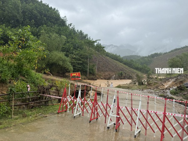 Cận cảnh hiện trường lũ cuốn sập cầu Nước Bao ở Quảng Ngãi Cận cảnh hiện trường lũ cuốn sập cầu Nước Bao ở Quảng Ngãi