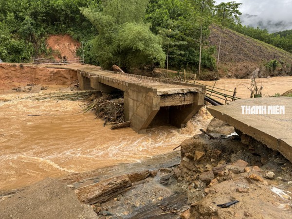 Cận cảnh hiện trường lũ cuốn sập cầu Nước Bao ở Quảng Ngãi Cận cảnh hiện trường lũ cuốn sập cầu Nước Bao ở Quảng Ngãi