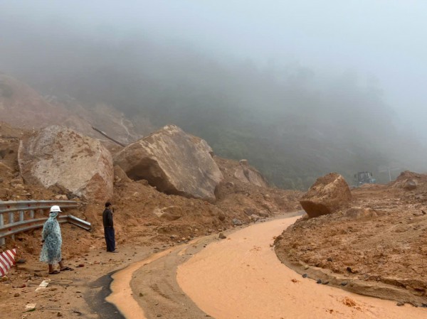 Cận cảnh hiện trường sạt lở đèo Khánh Lê khiến ít nhất 6 người tử vong