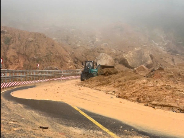 Cận cảnh hiện trường sạt lở đèo Khánh Lê khiến ít nhất 6 người tử vong