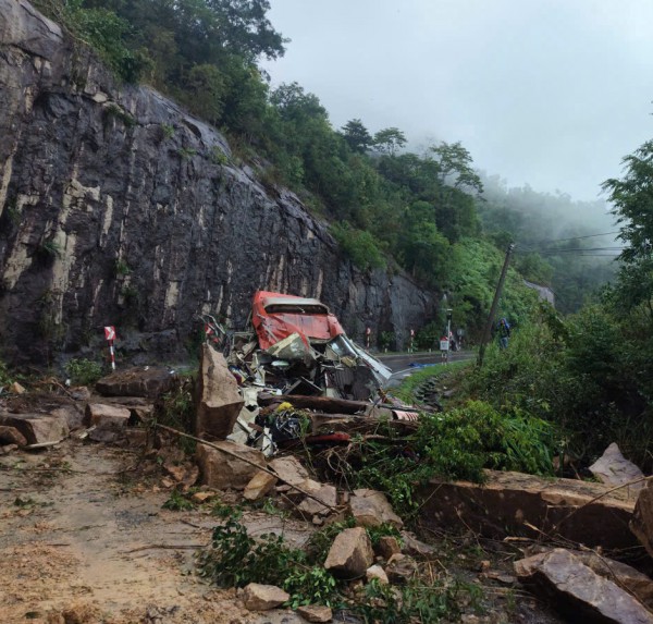 Cận cảnh hiện trường sạt lở đèo Khánh Lê khiến ít nhất 6 người tử vong