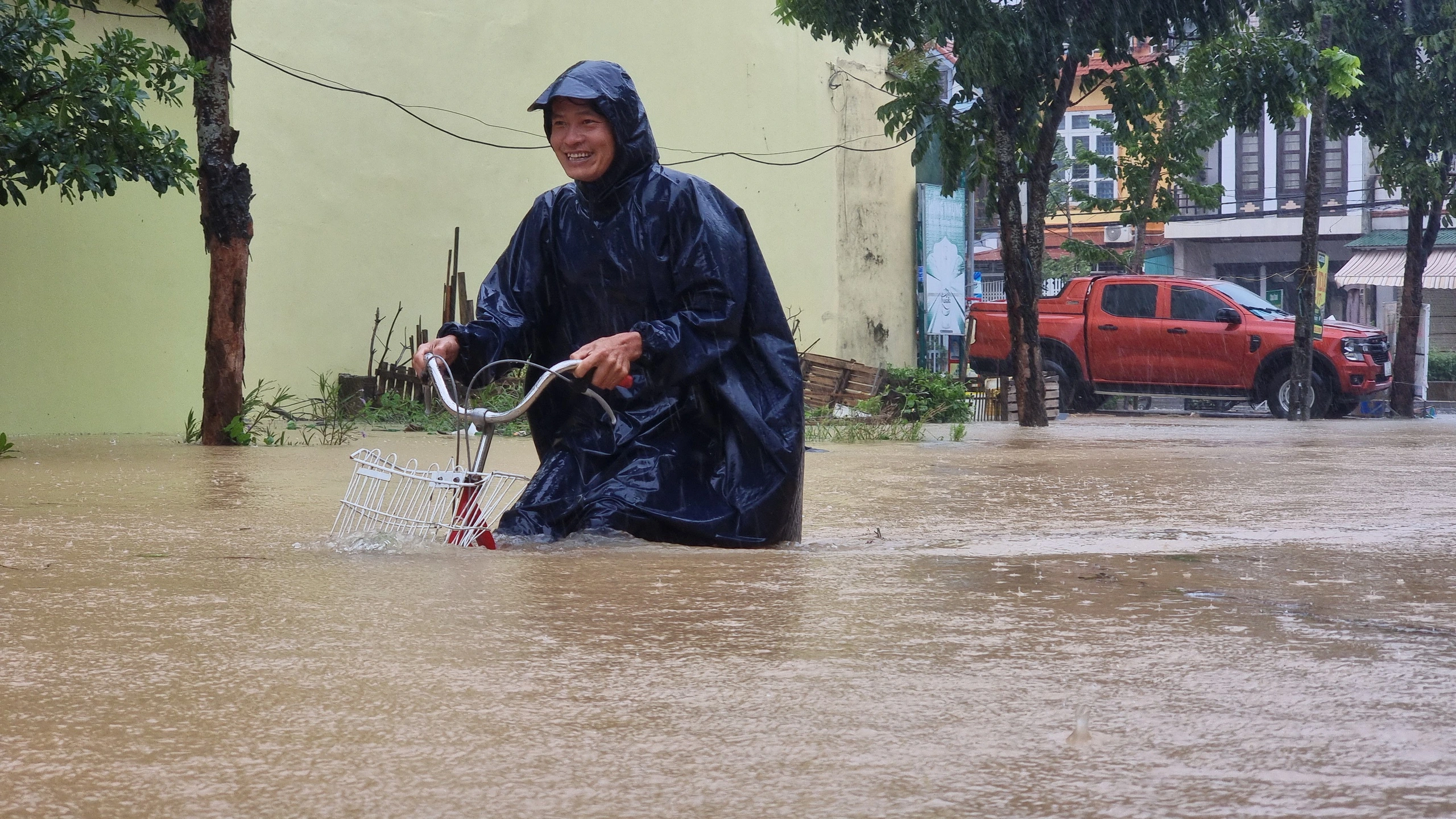 Cận cảnh khu dân cư ở TP.Đồng Hới ngập cả mét trong nước lũ