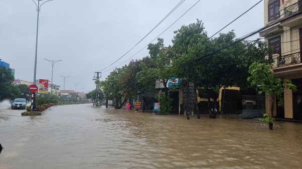 Cận cảnh khu dân cư ở TP.Đồng Hới ngập cả mét trong nước lũ