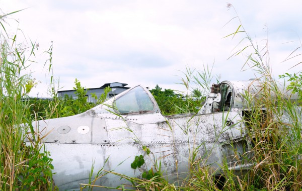 Cận cảnh máy bay MiG-21 bị 'bỏ quên' nhiều năm giữa khu dân cư Cà Mau