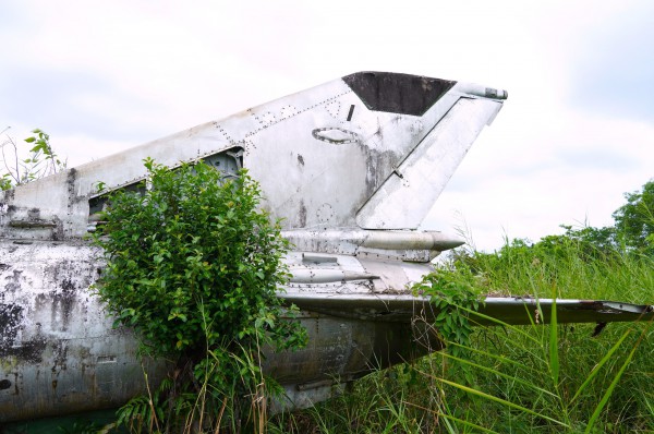 Cận cảnh máy bay MiG-21 bị 'bỏ quên' nhiều năm giữa khu dân cư Cà Mau