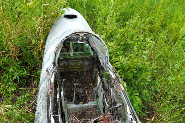 Cận cảnh máy bay MiG-21 bị 'bỏ quên' nhiều năm giữa khu dân cư Cà Mau