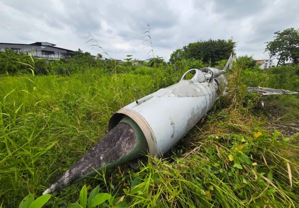 Cận cảnh máy bay MiG-21 bị 'bỏ quên' nhiều năm giữa khu dân cư Cà Mau