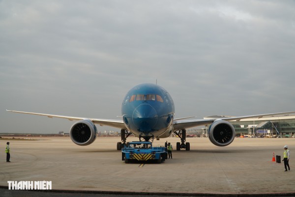 Cận cảnh máy bay lớn nhất Việt Nam Boeing 787 Dreamliner đáp sân bay Long Thành Cận cảnh máy bay lớn nhất Việt Nam Boeing 787 Dreamliner đáp sân bay Long Thành