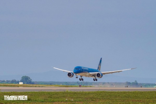 Cận cảnh máy bay lớn nhất Việt Nam Boeing 787 Dreamliner đáp sân bay Long Thành Cận cảnh máy bay lớn nhất Việt Nam Boeing 787 Dreamliner đáp sân bay Long Thành