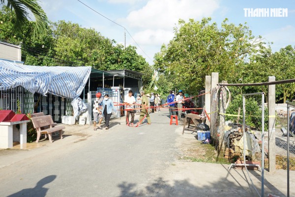 Cận cảnh sạt lở bờ sông Tiền, nhiều ngôi nhà bị 'nuốt chửng' Cận cảnh sạt lở bờ sông Tiền, nhiều ngôi nhà bị 'nuốt chửng'