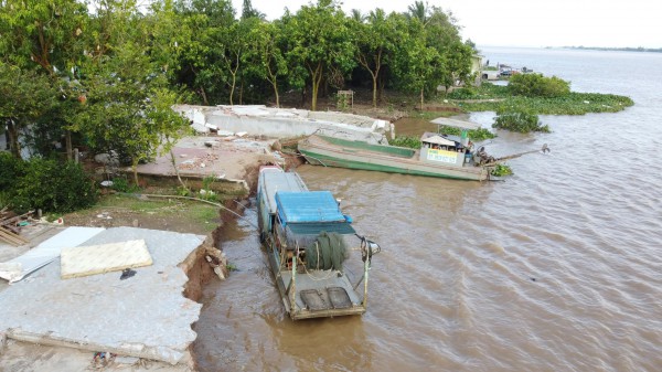 Cận cảnh sạt lở bờ sông Tiền, nhiều ngôi nhà bị 'nuốt chửng' Cận cảnh sạt lở bờ sông Tiền, nhiều ngôi nhà bị 'nuốt chửng'