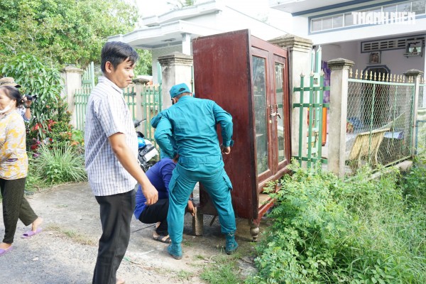 Cận cảnh sạt lở bờ sông Tiền, nhiều ngôi nhà bị 'nuốt chửng' Cận cảnh sạt lở bờ sông Tiền, nhiều ngôi nhà bị 'nuốt chửng'