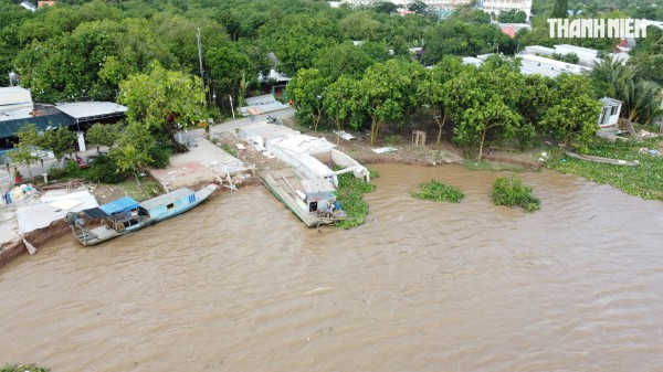 Cận cảnh sạt lở bờ sông Tiền, nhiều ngôi nhà bị 'nuốt chửng' Cận cảnh sạt lở bờ sông Tiền, nhiều ngôi nhà bị 'nuốt chửng'