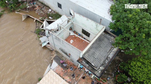 Cận cảnh sạt lở bờ sông Tiền, nhiều ngôi nhà bị 'nuốt chửng' Cận cảnh sạt lở bờ sông Tiền, nhiều ngôi nhà bị 'nuốt chửng'