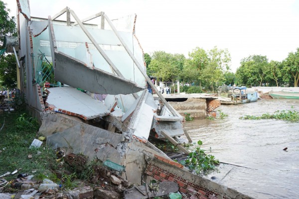Cận cảnh sạt lở bờ sông Tiền, nhiều ngôi nhà bị 'nuốt chửng' Cận cảnh sạt lở bờ sông Tiền, nhiều ngôi nhà bị 'nuốt chửng'