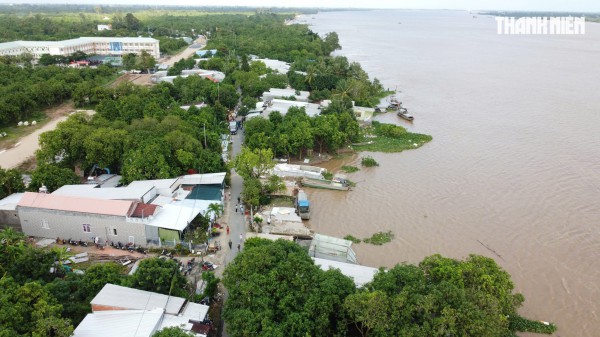 Cận cảnh sạt lở bờ sông Tiền, nhiều ngôi nhà bị 'nuốt chửng' Cận cảnh sạt lở bờ sông Tiền, nhiều ngôi nhà bị 'nuốt chửng'