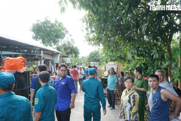 Cận cảnh sạt lở bờ sông Tiền, nhiều ngôi nhà bị 'nuốt chửng' Cận cảnh sạt lở bờ sông Tiền, nhiều ngôi nhà bị 'nuốt chửng'