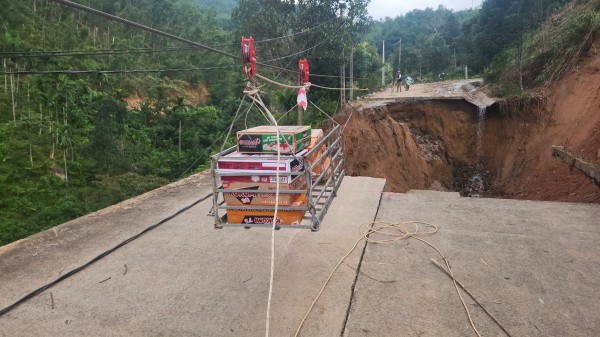 Cận cảnh sạt lở 'cắt đứt' đường ĐH83, gần 4.000 người dân đang bị cô lập