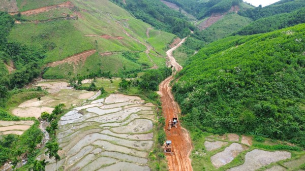 Cận cảnh sạt lở 'cắt đứt' đường ĐH83, gần 4.000 người dân đang bị cô lập