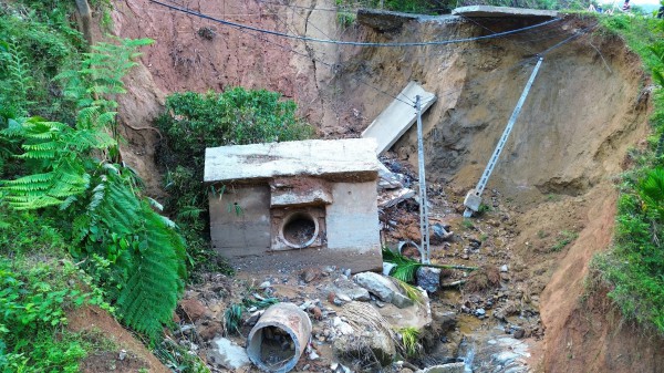 Cận cảnh sạt lở 'cắt đứt' đường ĐH83, gần 4.000 người dân đang bị cô lập