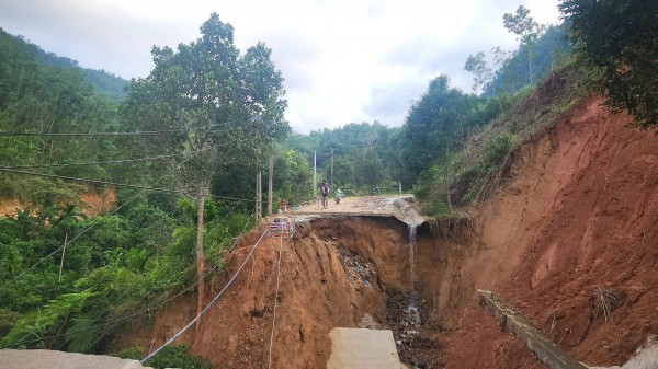 Cận cảnh sạt lở 'cắt đứt' đường ĐH83, gần 4.000 người dân đang bị cô lập