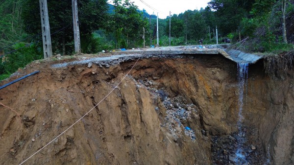 Cận cảnh sạt lở 'cắt đứt' đường ĐH83, gần 4.000 người dân đang bị cô lập