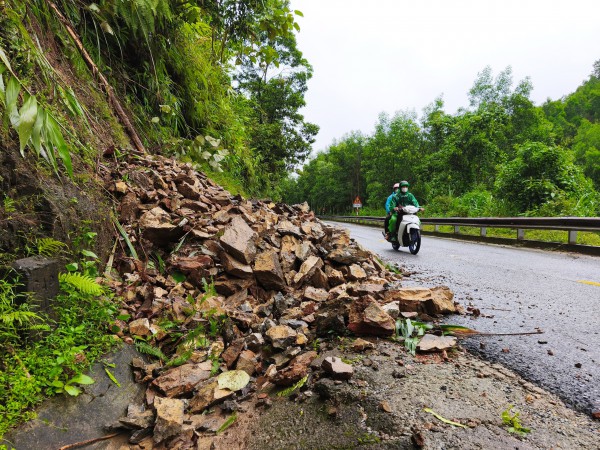 Cận cảnh sạt lở nghiêm trọng trên tuyến QL49 nối trung tâm TP.Huế - A Lưới Cận cảnh sạt lở nghiêm trọng trên tuyến QL49 nối trung tâm TP.Huế - A Lưới
