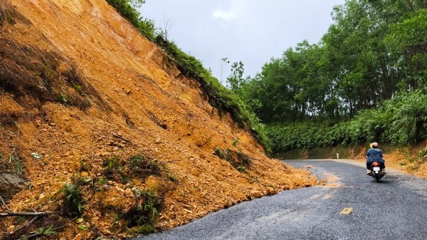 Cận cảnh sạt lở nghiêm trọng trên tuyến QL49 nối trung tâm TP.Huế - A Lưới Cận cảnh sạt lở nghiêm trọng trên tuyến QL49 nối trung tâm TP.Huế - A Lưới