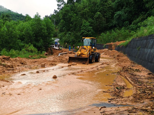 Cận cảnh sạt lở nghiêm trọng trên tuyến QL49 nối trung tâm TP.Huế - A Lưới Cận cảnh sạt lở nghiêm trọng trên tuyến QL49 nối trung tâm TP.Huế - A Lưới